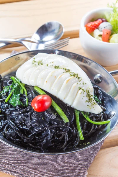 Uma cozinha atirar carne usada iluminação — Fotografia de Stock