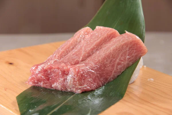 Uma cozinha atirar carne usada iluminação — Fotografia de Stock