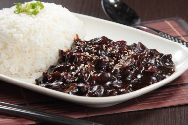 Tavuk ve sebzeli siyah pirinç.