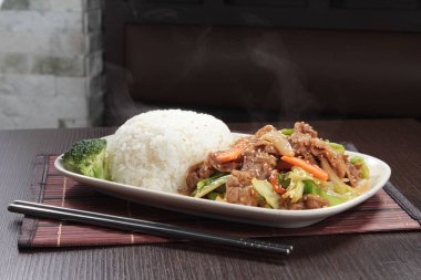 Sebzeli ve çubuklu kızarmış pilav.