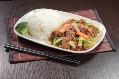 Sebze ve sebzeli pilav karıştırın.