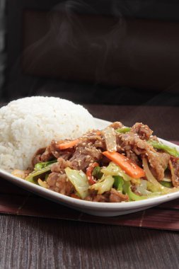 Tavuklu ve sebzeli kızarmış pilav.