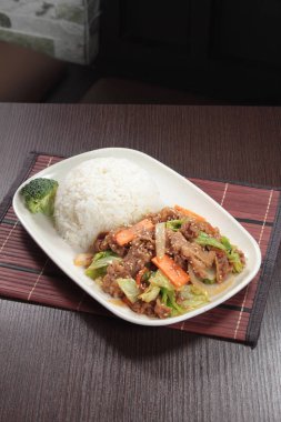 Kızarmış domuz pirinçli ve sebzeli Tayland usulü.