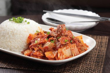 Pirinç ve sebzeli domuz kızartması.