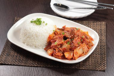 Pirinç ve sebzeli domuz kızartması.