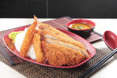 Soslu ve sebzeli kızarmış tavuk.