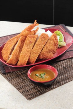 Sebze ve soslu kızarmış tavuk.