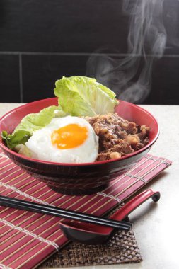 Bir pilav fotoğrafı, etli sahanda yumurta. 