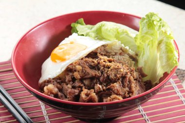 Bir pilav fotoğrafı, etli sahanda yumurta. 