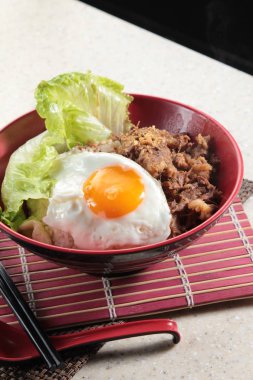 Bir pilav fotoğrafı, etli sahanda yumurta. 