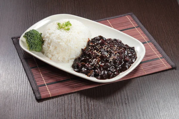 Tavuk ve sebzeli siyah pirinç.