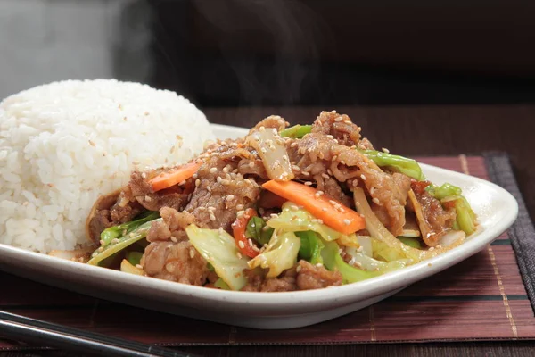 Tavuklu ve sebzeli kızarmış pilav.