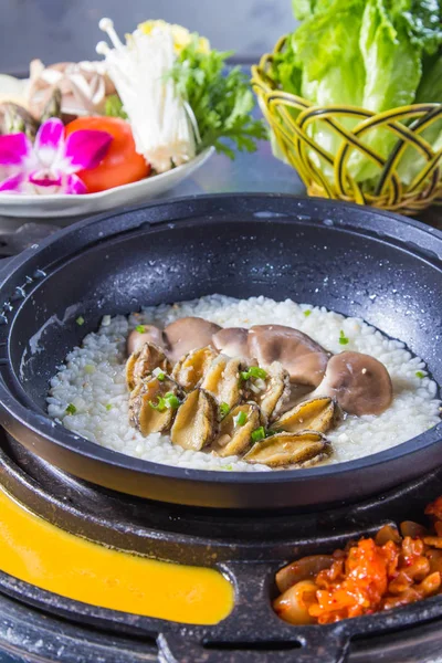 Uma cozinha atirar carne usada iluminação — Fotografia de Stock