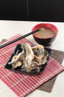 Kızarmış tavuğun mutfak fotoğrafı.