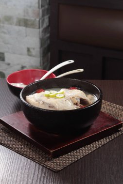 Asya çorbasının etli bir fotoğrafı. 