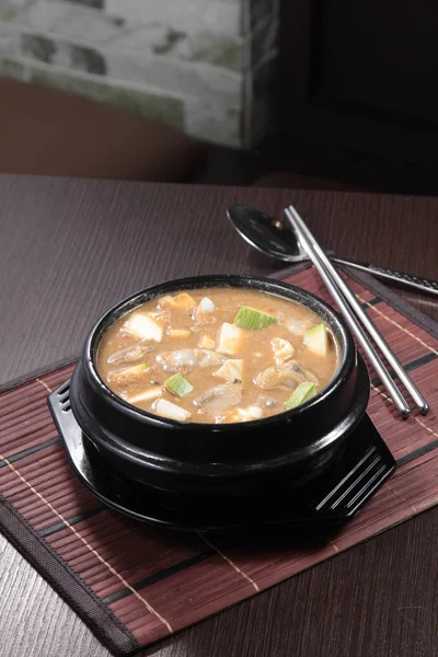Uma Foto Cozinha Sopa Asiática Com Carne — Fotografia de Stock