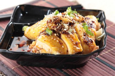 Kızarmış tavuğun mutfak fotoğrafı.