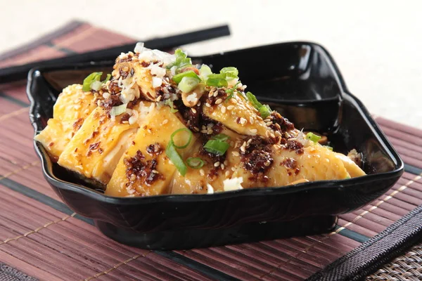 Kızarmış tavuğun mutfak fotoğrafı.