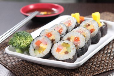  Arka planda suşi rulolarının mutfak fotoğrafı, kapat.