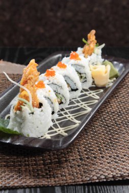  Arka planda suşi rulolarının mutfak fotoğrafı, kapat.