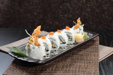  Arka planda suşi rulolarının mutfak fotoğrafı, kapat.