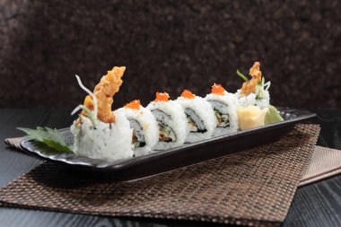  Arka planda suşi rulolarının mutfak fotoğrafı, kapat.