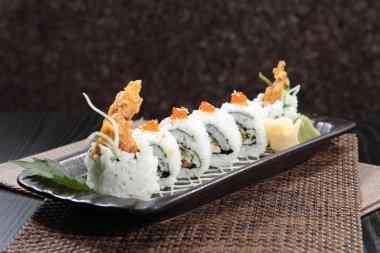  Arka planda suşi rulolarının mutfak fotoğrafı, kapat.