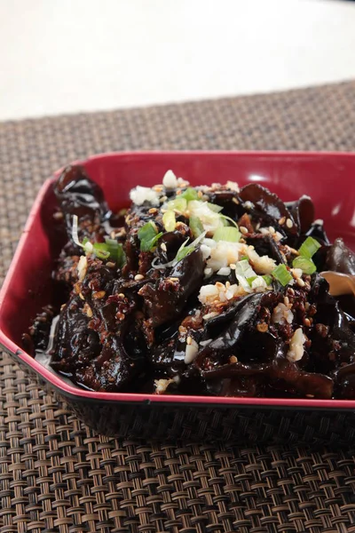 Ahşap mantar soğuk yemek.