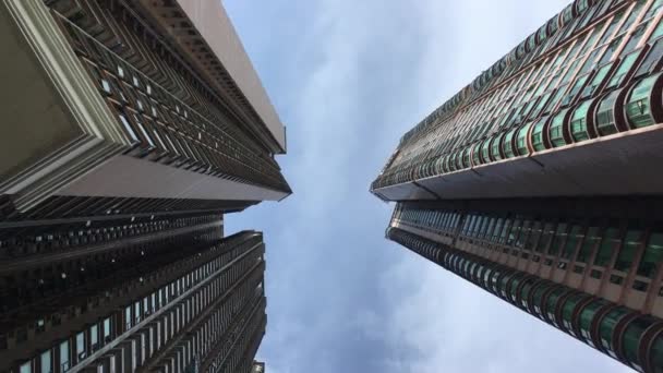 Cielo Ondulado Entre Edificios — Vídeos de Stock