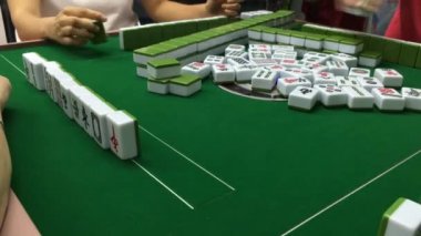 Elektrikli mahjong makinesiyle mahjong oynuyorum.