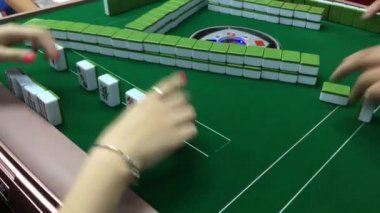 Elektrikli mahjong makinesiyle mahjong oynuyorum.