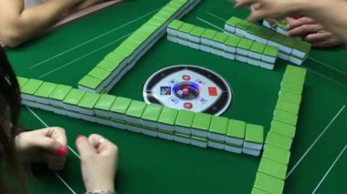 Elektrikli mahjong makinesiyle mahjong oynuyorum.