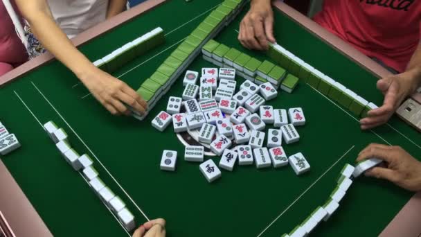 Mahjong Spielen Mit Elektrischer Mahjong Maschine — Stockvideo