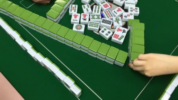 Mahjong Spielen Mit Elektrischer Mahjong Maschine — Stockvideo