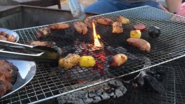 Izgarada ızgara kömür ızgarası ile çeşitli etleri kızartıyorum.