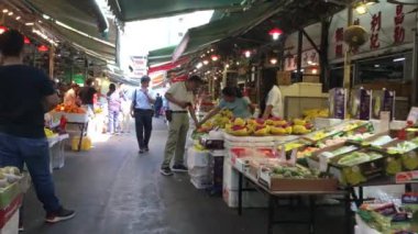 Hong Kong Sar, 5 Kasım 2019, Hong Kong halkı Yau Ma Tei meyve pazarından meyve satın aldı.