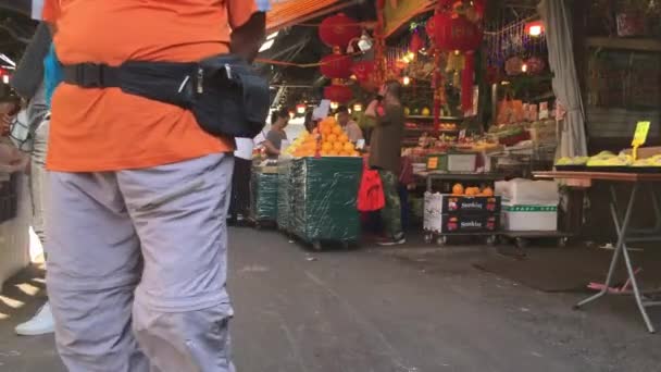 香港Sar 11月5 2019 香港の人々はヤウマTeiフルーツ市場で果物を購入しました — ストック動画