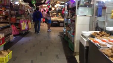 Tai Po Bölgesi, Hong Kong, 26 Ekim 2017, insanlar marketten taze et alıyor.