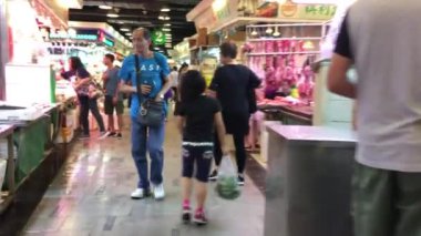 Tai Po Bölgesi, Hong Kong, 26 Ekim 2017, insanlar marketten taze et alıyor.