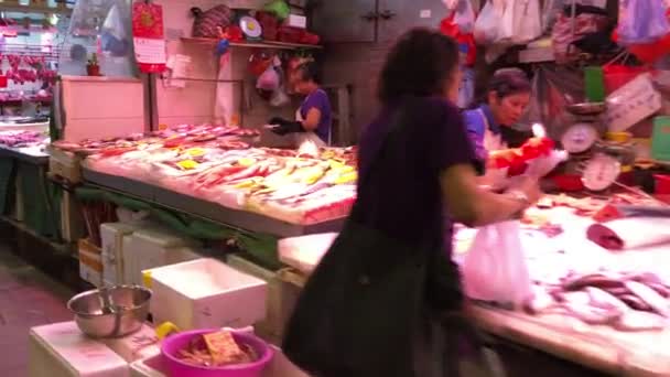 Tai District Hong Kong October 2017 People Buy Fresh Fish — Stock Video