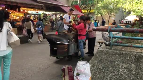 Tai District Hong Kong October 2017 People Buy Fried Nuts — Stock Video