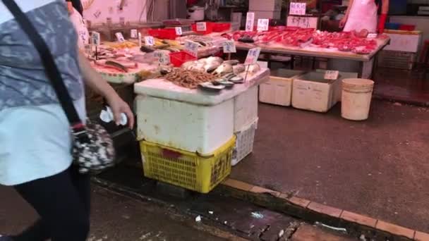 Tai District Hongkong Den Oktober 2017 Köper Man Färsk Fisk — Stockvideo