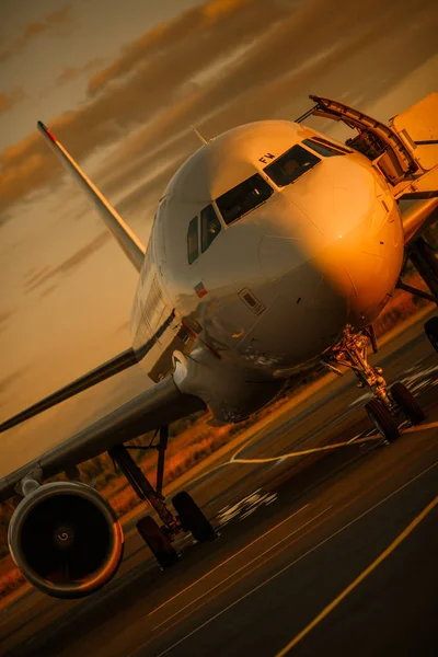 Avião ao nascer do sol — Fotografia de Stock