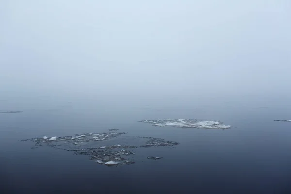 Fiume invernale nebbioso — Foto Stock