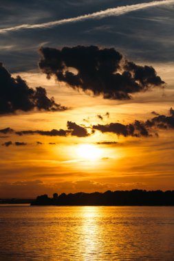 renkli gün batımında nehir kıyısında ile kuş silhouettes