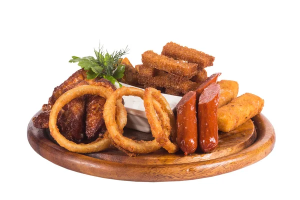 Anéis de cebola fritos, bolas de queijo, batatas fritas, batatas fritas de bacon e molho de alcatrão — Fotografia de Stock
