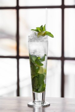 Mojito kokteyl bir restoranda bir rustik ahşap tablo