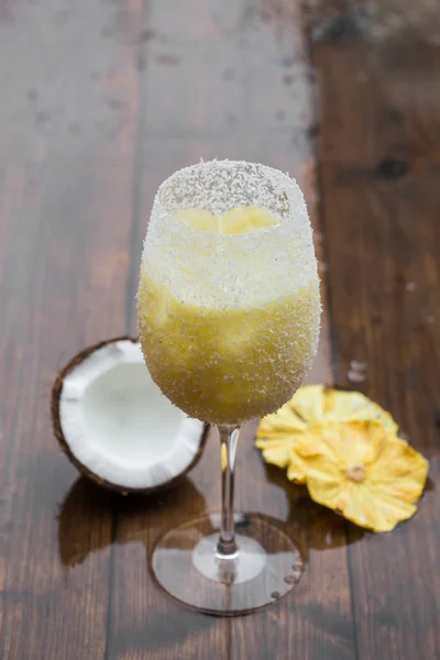 Coquetel de Pina colada em uma mesa de madeira. Estilo rústico . — Fotografia de Stock