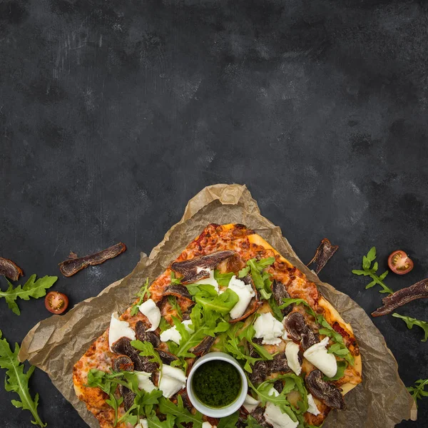 Koyu ahşap arka plan manzaralı pizza. — Stok fotoğraf