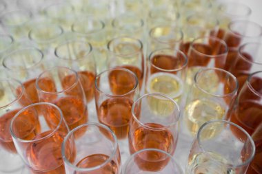 sehpa ile şampanya bardağı dolusu. Wite ve gül